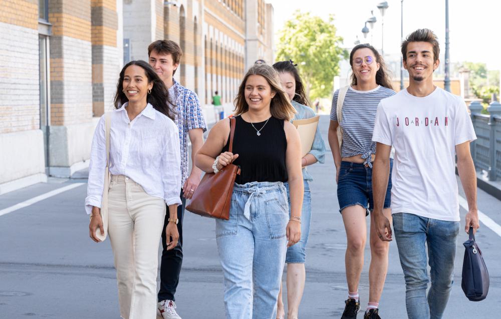 groupes d'étudiants marchant sur la voie mode doux bu lyon 3