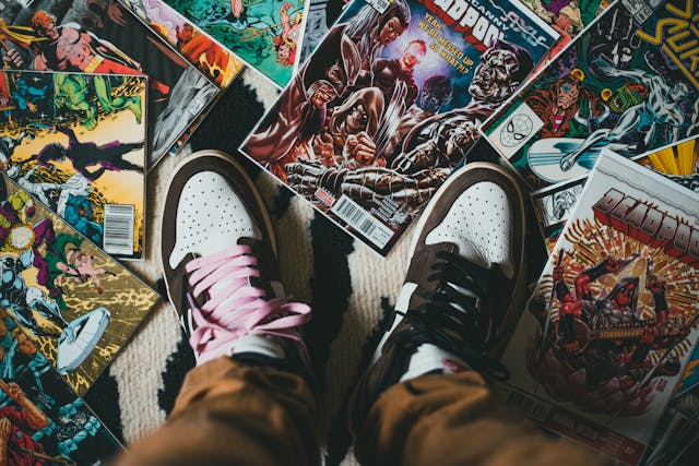 vue sur deux chaussures dépareillées marchant sur des comics