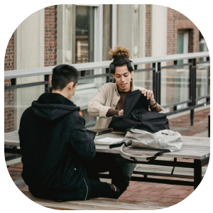 deux étudiants à une table en exterieur