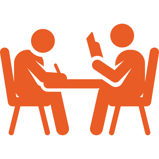 deux etudiants travaillants face à face