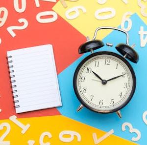 photo d'horloge chiffres et cahier