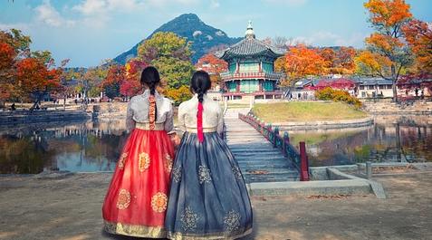 2 Korean ladies in tradtional dress