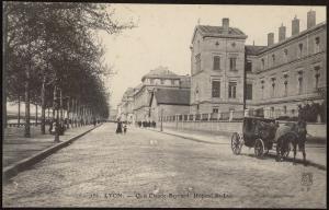 carte postale ancienne Lyon place bellecour vue fourvière