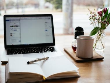 ordinateur avec cahier ouvert