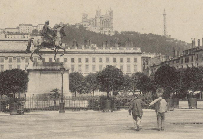 carte postale ancienne Lyon place bellecour vue fourvière