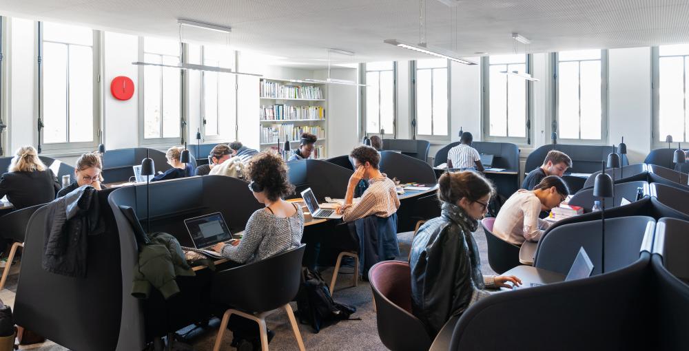 photo de la salle concours à la bibliothèque du palais-bureaux individuels