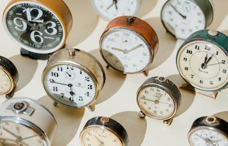 Multitude de réveils avec des heures différentes