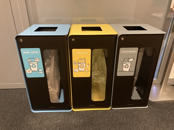 trois blocs jaune, bleu, gris de poubelles de tri