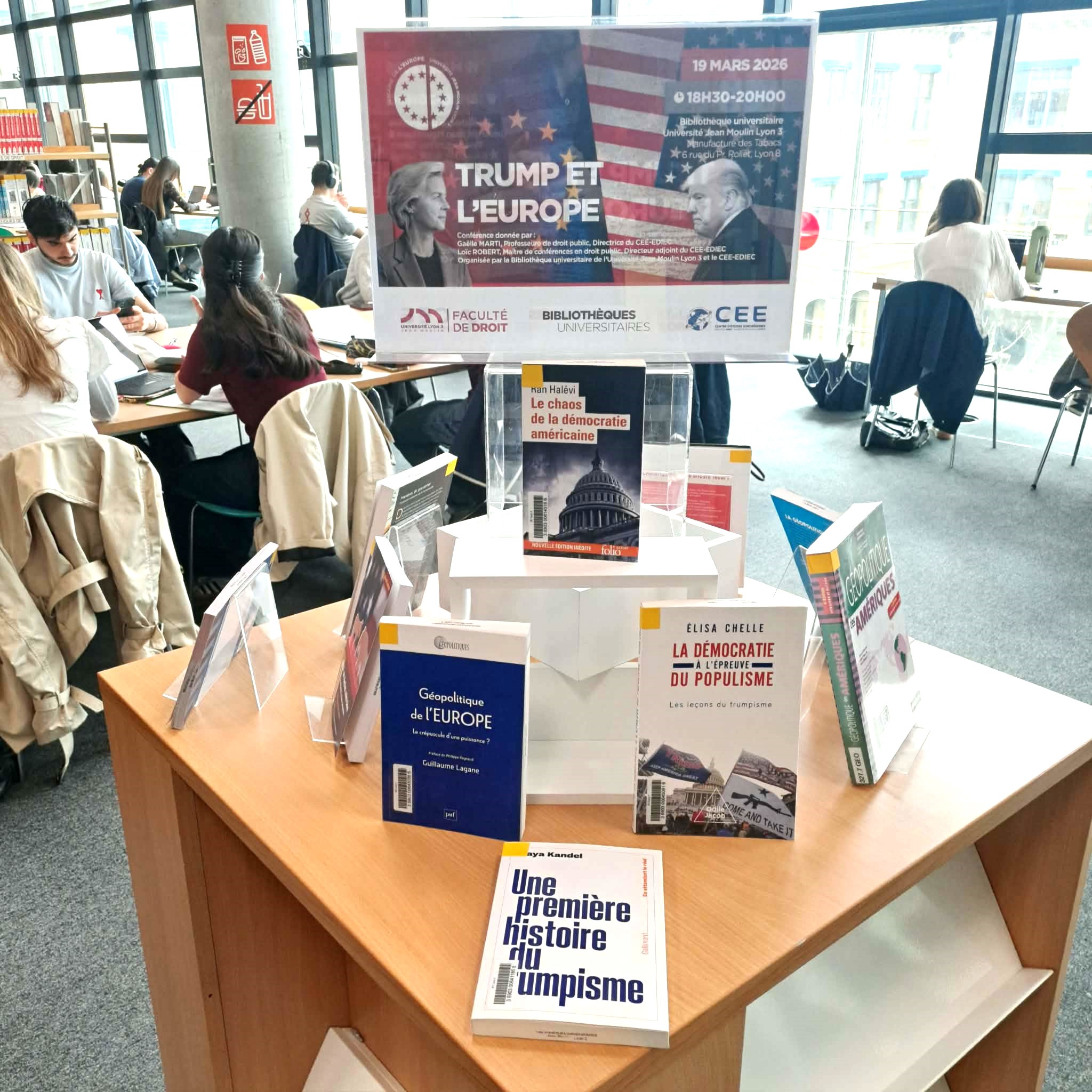 cube avec des ouvrages sur Trump