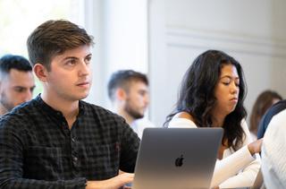 etudiants devant ordinateurs en formation